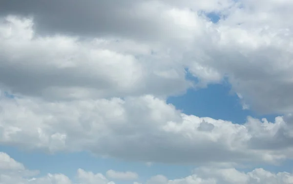 Krásné mraky na modré obloze — Stock fotografie