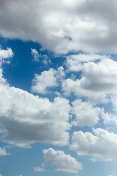 Beaux nuages sur un ciel bleu — Photo