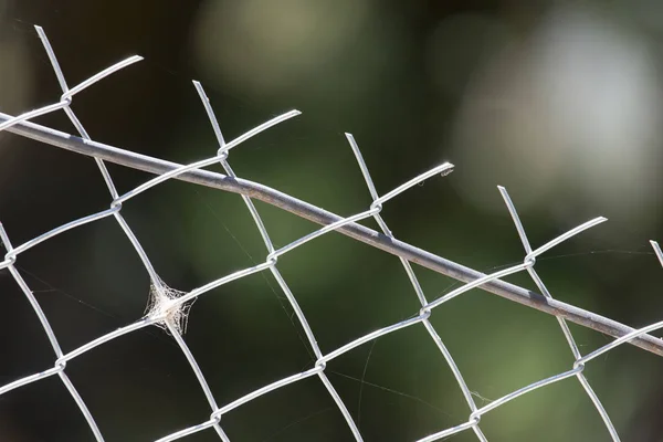 Achtergrond van de metalen gaas over de aard — Stockfoto