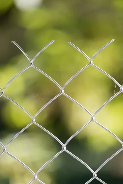 Achtergrond van de metalen gaas over de aard — Stockfoto