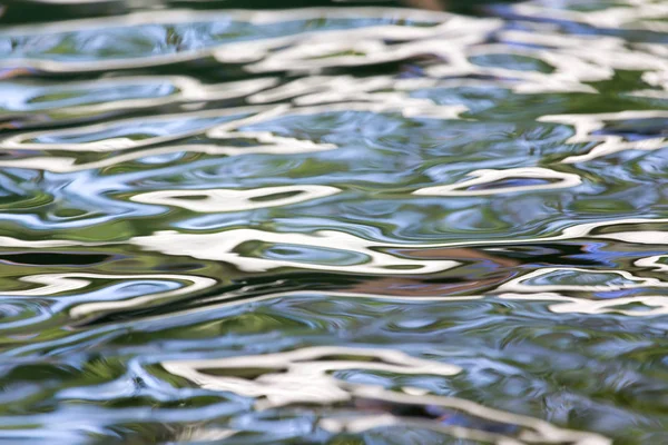 Abstrakta färgade ytan av vattnet — Stockfoto