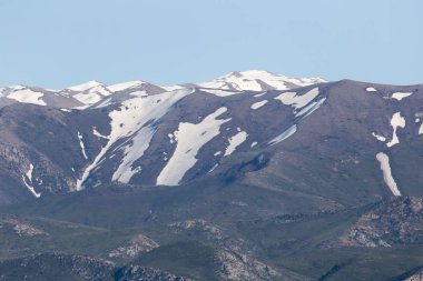 Tien Shan Dağları 'nın karlı zirveleri. Kazakistan