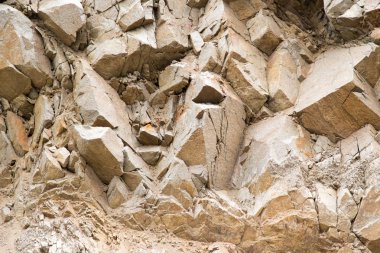 Kayalık dağların yamacı bir zemin olarak
