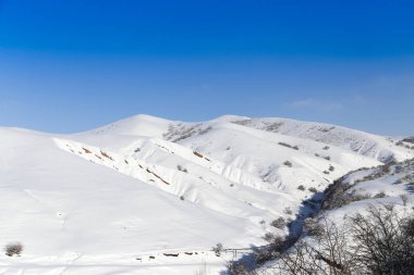 Güzel Tien-Shan dağları karda. Kışın