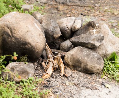 doğa yangında kayalardan