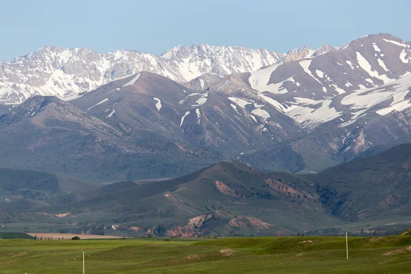Tien Shan Dağları 'nın karlı zirveleri. Kazakistan — Stok fotoğraf