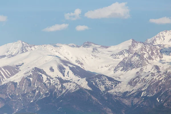 De besneeuwde toppen van het Tien Shan gebergte. Kazachstan — Stockfoto