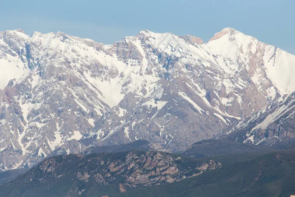 Los picos nevados de las montañas Tien Shan. Kazajstán — Foto de Stock