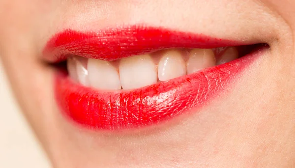 Beau sourire aux lèvres rouges — Photo