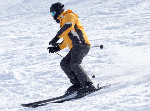 Pessoas esquiando no inverno — Fotografia de Stock