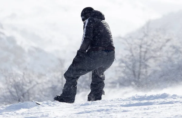 Homme snowboard en hiver — Photo