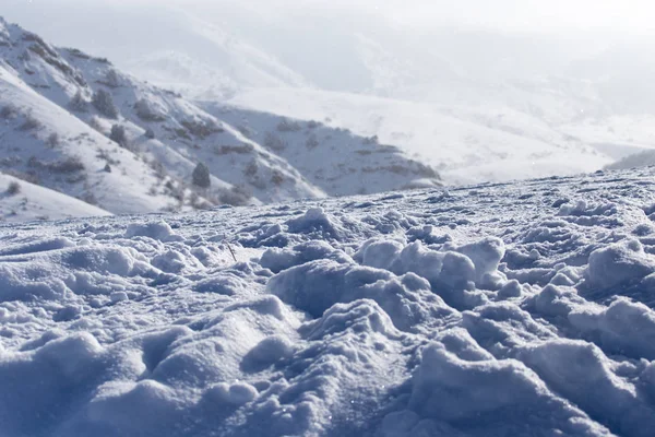 Besneeuwde bergen van Tien Shan gebergte in de winter — Stockfoto