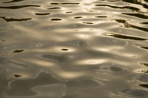 Hintergrund der gelben Wasseroberfläche — Stockfoto
