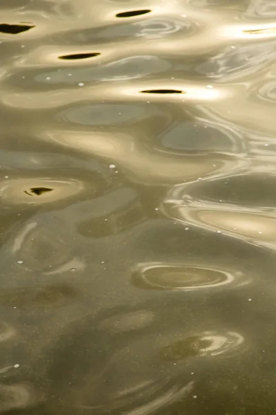 Fondo de la superficie amarilla del agua — Foto de Stock