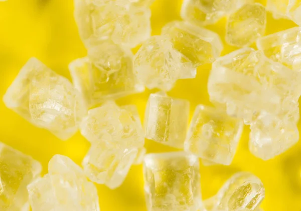 Socker på gul bakgrund. Super makro — Stockfoto
