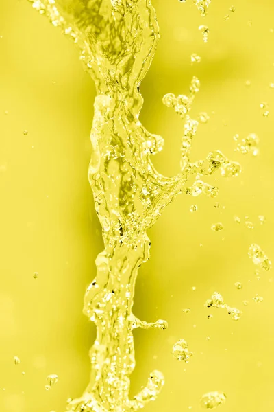 Éclaboussures d'eau sur fond jaune — Photo