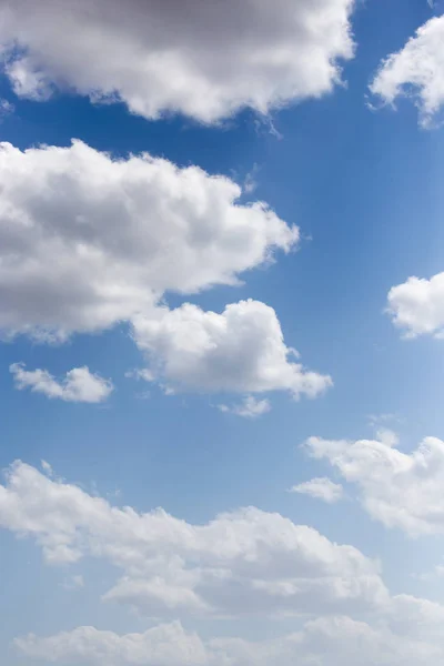 Belle nuvole su un cielo blu — Foto Stock