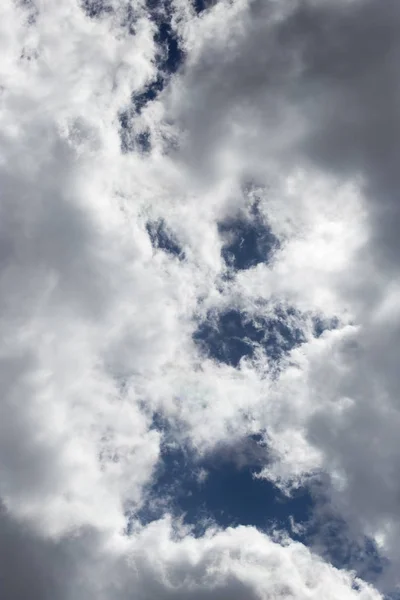 背景の空には美しい雲 — ストック写真