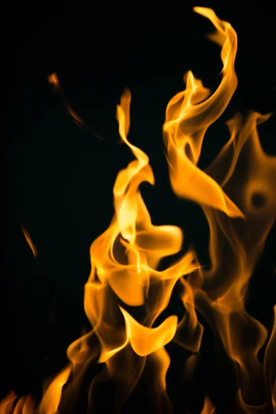 Chamas de fogo em um fundo preto — Fotografia de Stock