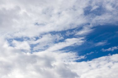 Mavi gökyüzünde güzel bulutlar