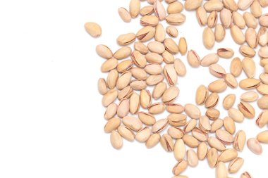 beyaz zemin üzerine Antep fıstığı. Kapat