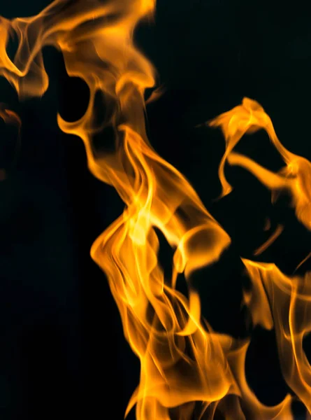 Het vuur op zwarte close-up abstracte achtergrond — Stockfoto