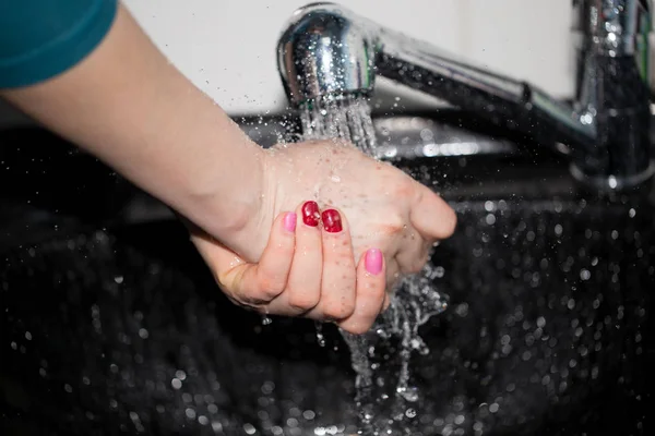水道水で洗浄する手 — ストック写真