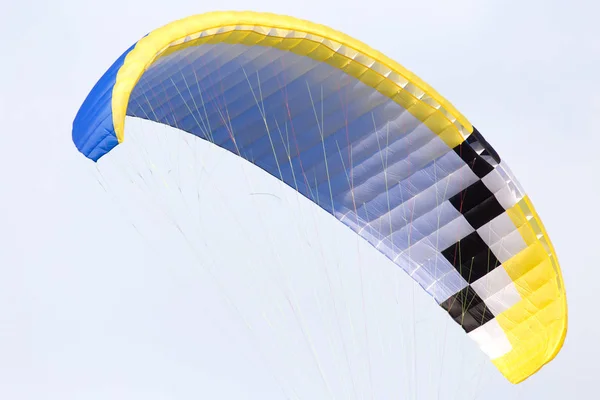 Paracaídas volando en el cielo — Foto de Stock