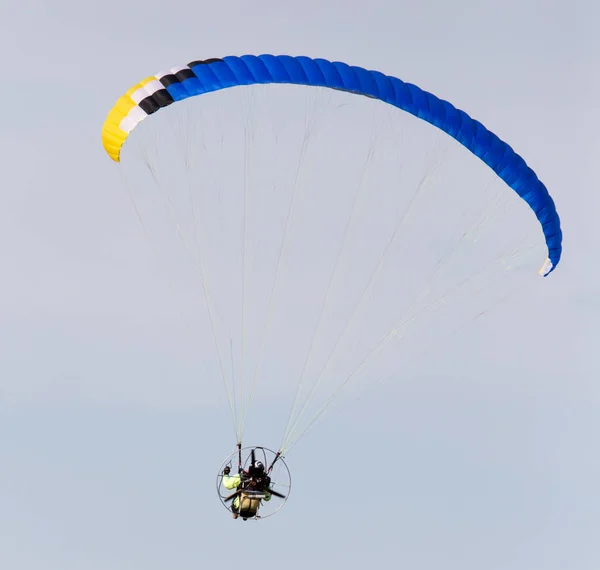 Fallschirm fliegt in den Himmel — Stockfoto