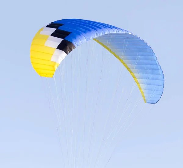 Paracaídas volando en el cielo — Foto de Stock