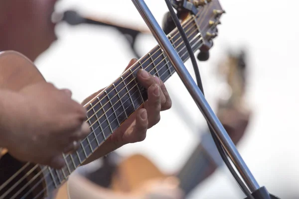 Spela gitarr på scen — Stockfoto