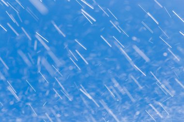 mavi gökyüzüne karşı yağmur