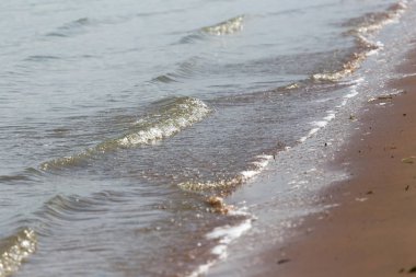 kumlu sahilde Gölü nün su dalgaları