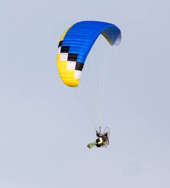 Gökyüzünde uçan paraşüt