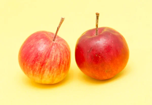 Manzanas maduras sobre un fondo amarillo —  Fotos de Stock