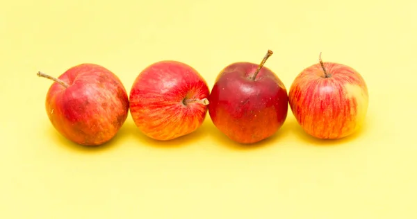 Reife Äpfel auf gelbem Hintergrund — Stockfoto