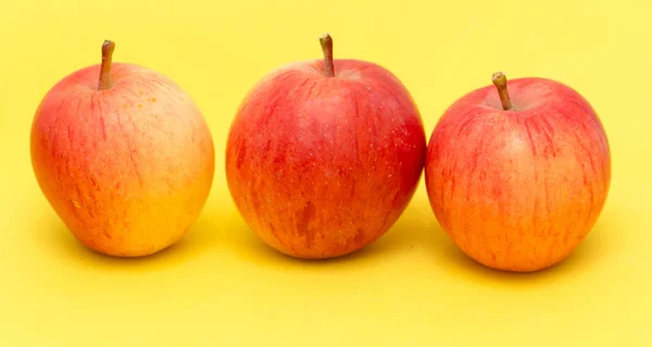 Спелые яблоки на желтом фоне — стоковое фото