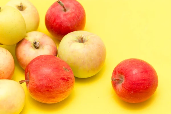 Manzanas maduras sobre un fondo amarillo —  Fotos de Stock