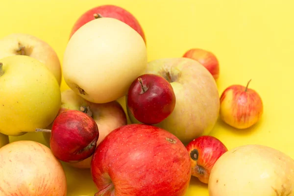 Manzanas maduras sobre un fondo amarillo —  Fotos de Stock