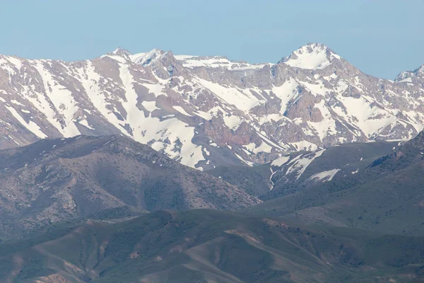 Los picos nevados de las montañas Tien Shan. Kazajstán — Foto de Stock