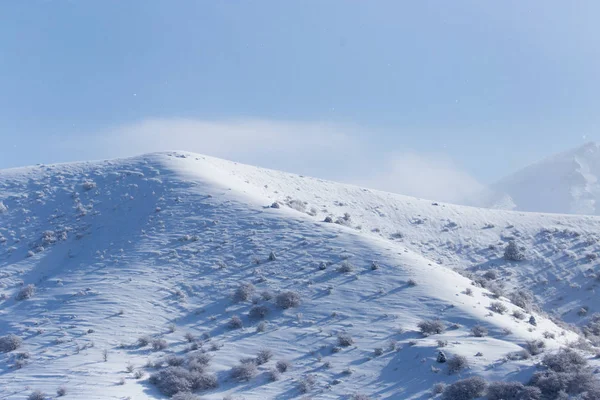 Besneeuwde bergen van Tien Shan gebergte in de winter — Stockfoto