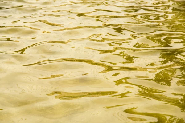 Fondo de la superficie amarilla del agua — Foto de Stock