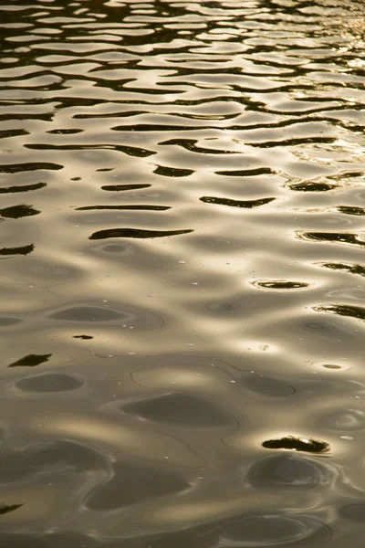Fondo de la superficie amarilla del agua — Foto de Stock
