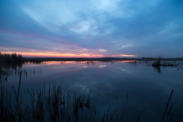 Красивый восход солнца на озере — стоковое фото