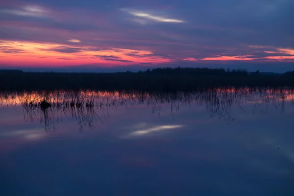 Piękny wschód słońca nad jeziorem — Zdjęcie stockowe
