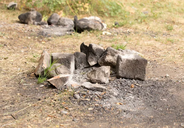 Камни из огня в природе — стоковое фото