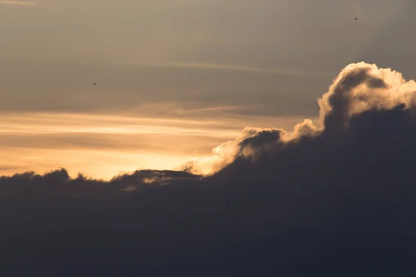 Langit indah latar belakang dengan awan saat matahari terbenam — Stok Foto