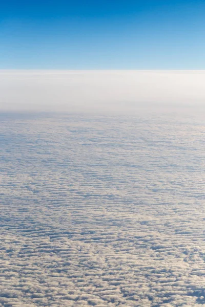 Felhők, a repülőgépen ablak kilátás — Stock Fotó