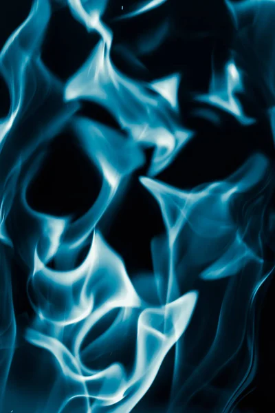 Niebieski płomień ognia na czarnym tle — Zdjęcie stockowe