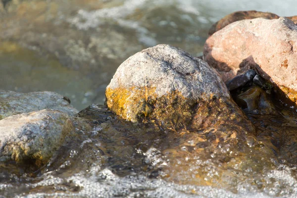 Piedras en el río de montaña — Foto de Stock